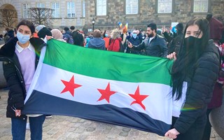 Syrien-demo flag piger.jpg